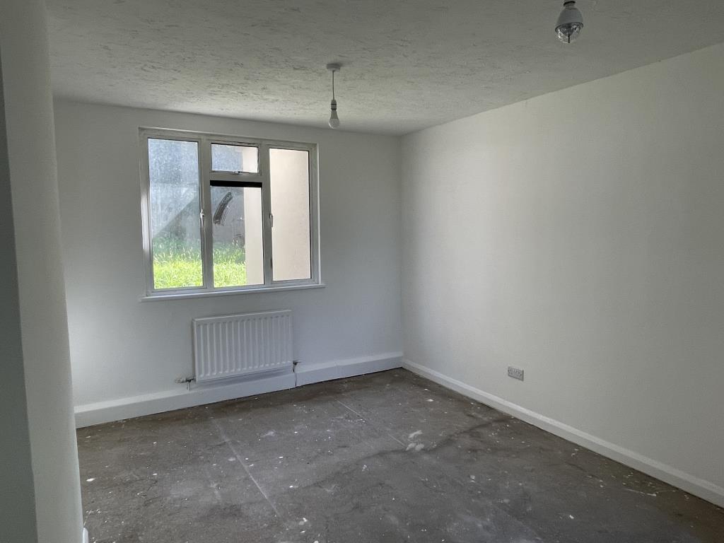 Lot: 16 - SEMI-DETACHED HOUSE FOR IMPROVEMENT - Living Room in semi for improvement